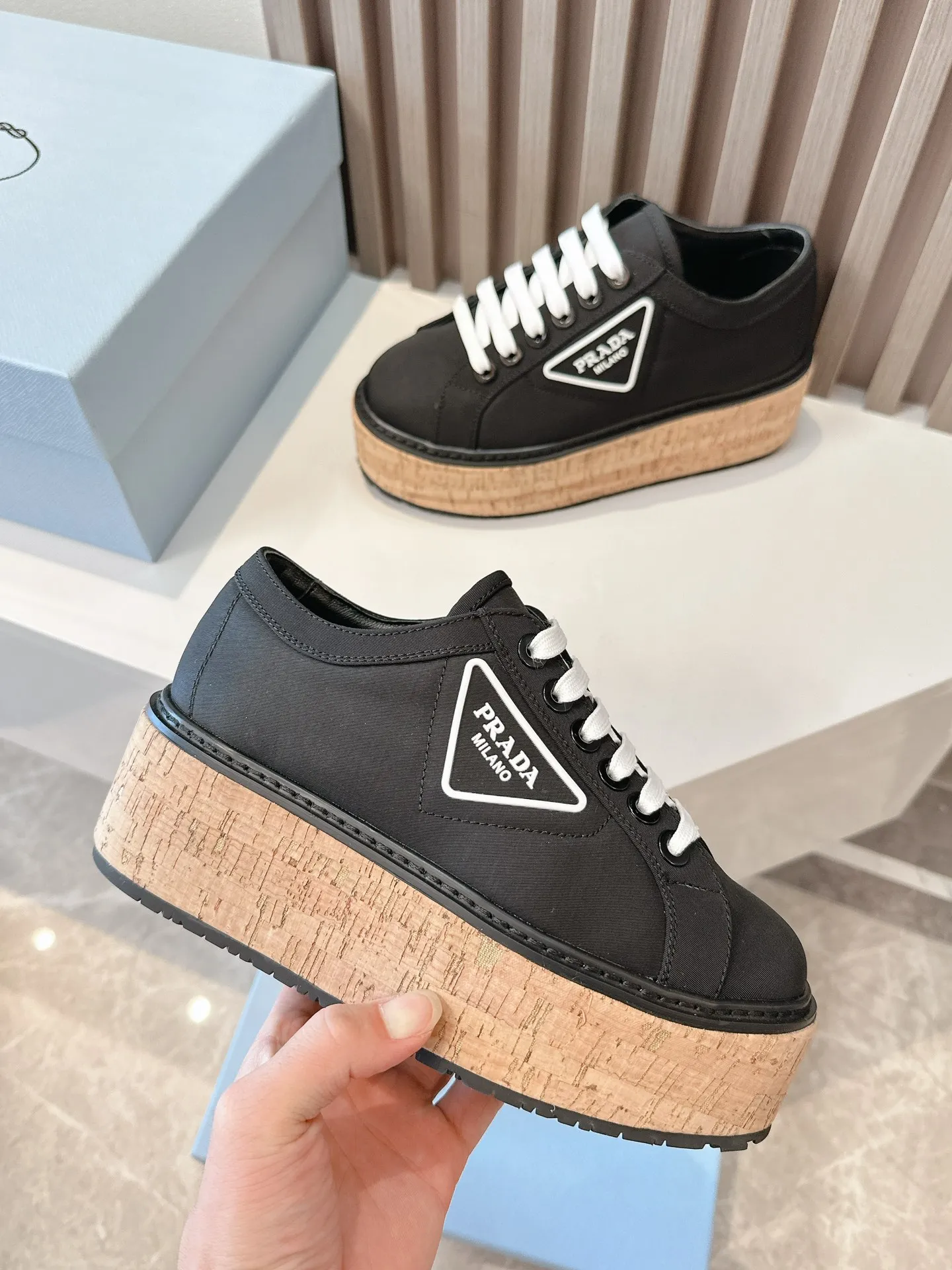 👟👟Ex-factory price 500👟👟 ☑️SNGG ｜Thick-soled high-explosive shoes Super hot Prada Prada 2024 latest spring and summer sawtooth Roman ultra-light thick-soled shoes! Retro, fashionable and avant-garde gear teeth make the whole pair of shoes light, comfortable and brightly colored to satisfy a variety of choices for fashionable people of different styles! The iconic molded injection triangle logo is matched with the shape of the upper foot 🦶🏻It’s super nice, every element is fashionable! - MATERIAL Material - ⇢ Upper: imported silk nylon twill ⇢ Lining: sheepskin lining ⇢ Outsole: TPU wood grain rubber combination outsole ⇢size：#35～40